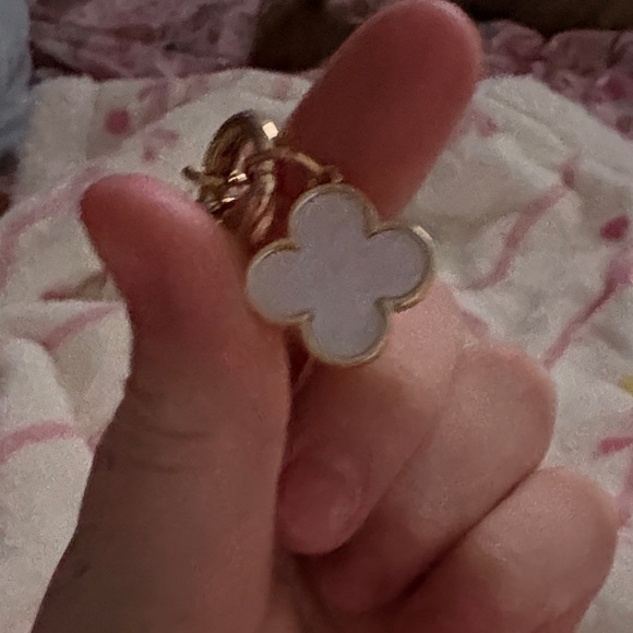 Elegant Gold Chain Necklace with White Flower Pendant - Picture 2 of 2